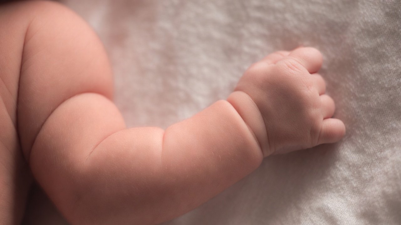 Illustration comparing baby skin and adult skin barrier structure